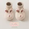 26 Sapatos de Pelúcia Espessos Antiderrapantes para Bebê e Criança Pequena Meias Sapatos Quentes de Solado Macio para Bebê e Criança Pequena Coberturas de Sapato com Aplique de Orelha Pequena