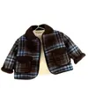 Ropa Exterior de Lana a Cuadros para Niños con Forro de Felpa y Engrosada Otoño e Invierno 2025 Nuevo Estilo Tops de Lana para Niños Pequeños y Medianos y Bebés Niñas