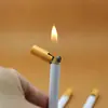 Mini isqueiro com um design único e peculiar, inovador e criativo, apresentando uma roda de pedra e chama aberta