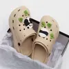 Nuevas sandalias perforadas de suela gruesa para mujer, nuevo modelo verano 2026, para uso exterior, antideslizantes, que aumentan la altura, cómodas pantuflas de EVA para mujer