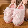 Pantuflas de algodón para mujer para otoño e invierno, antideslizantes y cálidas, nuevo estilo 2026, diseño lindo de lazo de felpa, con talón cubierto