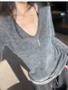 Camiseta de Punto Gris Claro Retro con Cuello en V y Mangas Largas para Mujer en Otoño Básica Holgada Estilo Coreano Efecto Adelgazante Top Básico