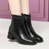 Botines de cuero suave con punta cuadrada para mujer, negros, tacón grueso, modernos, versátiles, suela suave, cremallera trasera, zapatos para madres de mediana edad, botines de moda