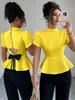 Elegante top feminino slim fit estilo europeu e americano com gola semi-alta, mangas curtas bufantes, costas abertas, laço preto, barra franzida e design que acintura