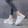 Nuevas Zapatillas Blancas de Color Sólido con Velcro para Aumentar Altura para Mujer, Temporada Primavera/Verano 2026, Zapatos Deportivos Modernos Estilo Coreano para Mujeres Bajitas