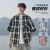 Camisa xadrez de manga curta transfronteiriça para homens, nova jaqueta xadrez de manga meia-manga estilo americano da moda para o verão, blusa solta casual