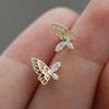 Pendientes de mariposa huecos exquisitos japoneses y coreanos de Cao Shi, temperamento femenino, mini pendientes versátiles y simples, pendientes de estudiante de nicho