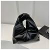 Bolsa de Design de Nicho para Mulheres 2024 Primavera e Verão Nova Bolsa Casual PU Macia Elegante Personalizada Cor Sólida Pequena Bolsa