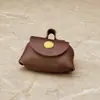 2026 Verano Nuevo Bolsos de PU Charms Tapa abatible Hebilla de Metal Bolsos Mini Pequeños Múltiples Colores Disponibles