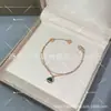 Pulsera de Plata de Ley 925 de Doble Capa para Mujer, Moderna y Elegante para el Trabajo, con un Toque de Lujo, Presenta Nácar Blanco en Forma de Abanico y Ágata Roja, Pequeña Joyería con Forma de Falda