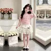 Conjunto de dos piezas para niña grande de estilo coreano, top casual de manga corta con estampado de letras y falda de pastel de oso dulce y elegante para niñas