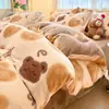 Juego de Cama de Dibujos Animados de Lana de Leche de Invierno de Cuatro Piezas Nuevo Juego de Tres Piezas de Franela de Coral Fleece Funda de Edredón Individual Sábana Ropa de Cama