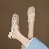 Novo Estilo de Verão 2025 Salto Grosso de 2,5cm Salto Baixo Estilo Férias Bico Fechado Slip-On Decoradas com Pérolas Estilo Fada Chinelos