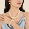 Conjunto de Tres Piezas de Collar, Pulsera y Aretes de Perlas de Imitación Grandes y Pequeñas Exageradas Retro para Mujer, Accesorios de Vestido de Banquete de Alta Gama
