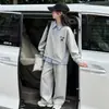 Conjunto de roupas esportivas casuais para meninas para primavera e outono, apresentando um moletom estilo camisa de duas peças e calças de moletom de corte solto