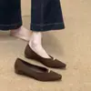 Zapatos de mujer de estilo coreano, de punta cuadrada, poco profundos, modelo de otoño nuevo con hebilla metálica, gamuza, tacón bajo, versátiles para ir al trabajo, zapatos de mujer elegantes y con estilo