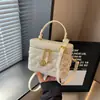 Bolso de mano para mujer con intrincado bordado, bolso pequeño cuadrado tipo caja de un solo hombro, nuevo diseño de nicho 2026, bolso cruzado versátil