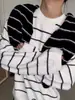 Suéter de malha pulôver listrado em preto e branco com design exclusivo para homens, outono e inverno, gola redonda, caimento relaxado, peça de malha versátil