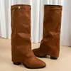 Botas Calça Estilo Novo Outono e Inverno 2025 com Biqueira Larga, Botas de Pelo para Mulheres, Botas Western de Sola Grossa e Salto Grosso, Botas Longas de Cavaleiro Sem Joelho