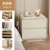 Mesita de noche estilo crema, madera maciza, para uso doméstico en el dormitorio, nuevo modelo 2026, lujo ligero, sensación de alta gama, pequeño gabinete de noche, gabinete de almacenamiento