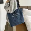 Bolso de lona de mezclilla estilo americano vintage, bolso de hombro bordado de gran capacidad, bolso de mano versátil para estudiantes y para ir al trabajo
