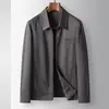 Chaqueta para Hombre 2026 Primavera y Otoño Cuello Solapa Versión con Cremallera Estilo Old Money Negocios Ante Superior Abrigo Casual para Hombres Jóvenes y de Mediana Edad