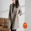 Casaco de Veludo Dupla Face Estilo Hepburn Cor Camelo para Mulheres Outono e Inverno 2025 Novo Casaco de Lã para Mulheres Formato Cocoon Aparência Emagrecedora