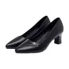 Sapatos de Couro Macio para Mães Mulheres 2026 Outono Mulheres de Meia-Idade Sapatos de Couro com Strass Salto Médio Salto Bloco Trabalho Deslocamento Tamanho Grande Mocassins