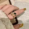 Anel de Cobra Esmeralda Antigo Médio Vintage Luxo Leve Sensação de Alta Qualidade Cravejado de Diamantes em Forma de Cobra Enrolada Anel de Dedo Vivo
