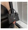 Bolso de mano casual para mujer de moda de este año 2023 Otoño Simple Estilo Occidental Hombro Cruzado Bolso Cuadrado Pequeño