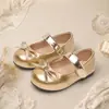 Sapatos de Princesa para Meninas Primavera e Outono Novo Estilo Solado Macio Sapatos para Bebê Caminhar Sapatos de Solado Único com Laço Sapatos de Couro Infantis Multicor