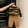 Roupas infantis estilo coreano coleção outono 2026: cardigã de tricô com bordado torcido listrado dopamina e calça longa cor de café para meninos e meninas