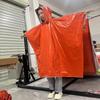 Poncho Impermeable Anti-Hipotermia con Película de Aluminio para Exteriores Estilo Camping Senderismo Saco de Dormir Poncho de Emergencia Estilo Camping para Exteriores