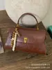Bolsa de Mão Retrô Feminina 2025 Nova Inverno High-End Nicho Luxo Acessível Bolsa de Ombro para o Dia a Dia Transversal Pequena Quadrada