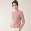 Suéter de punto ajustado para mujer, de cuello alto medio, cálido y sin costuras, en un estilo clásico y discreto, perfecto como capa base o para superponer.