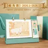 2026 Novo Criativo Couro Madeira Sólida Porta-Caneta Calendário Estilo Chinês Ilustração Calendário de Mesa Calendário Mensal Ornamento