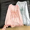 Camiseta branca de manga longa estilo americano com proteção solar para mulheres, nova coleção de verão 2026, saída de praia leve com proteção solar, top de corte solto e modelador