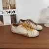 Tênis Retro Feminino a Pronta Entrega com Aumento de Altura Escondido, Design de Estrela Desgastada e Esquema de Cores Único, Tênis de Treino Alemão Casual