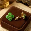 Pendientes de botón de flor tridimensionales suaves estilo francés, pendientes de camelia vintage con sentido de diseño, lujo ligero y encanto de nicho