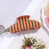 Pinza para el pelo de rayas frescas de moda retro Otoño e Invierno para mujer con un toque de alta gama, Pinza de tiburón para la parte trasera de la cabeza de nicho, Accesorio para el pelo al por mayor