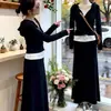 Conjunto de Dos Piezas con Capucha con un Impresionante Diseño Otoñal, un Efecto Adelgazante y un Conjunto Completo Que Luce Genial en Negro
