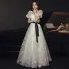 Vestido Branco Quadrado com Mangas Bufantes Elegante para Cerimônia de Debutante Festa de Aniversário Vestido de Princesa Roupa para Apresentação de Palco