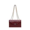 Bolso de sobre de cadena de nicho para mujer, que irradia un ambiente sofisticado y elegante. Este pequeño bolso cuadrado es una pieza de lujo ligera, perfecta para eventos nocturnos, y lo suficientemente versátil como para llevarlo al hombro o cruzado, lo que lo convierte en un accesorio de moda moderno.