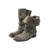 Botas Retrô Super Macias de Camurça Emagrecedoras Fivela com Rebite Salto Grosso Botas de Cavaleiro Botas de Motocicleta Femininas de Cano Médio Botas Empilhadas