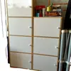 Librero Estantería de Libros Cerrable Simple de Pie Moderno Simple Gabinete de Almacenamiento Combinación de Color Madera Maciza Gabinete de Rejilla Gabinete de Almacenamiento con Puerta