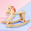 Los caballos mecedores para niños incluyen estilo madera maciza y estilo tablero de fibra de niños