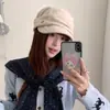 Gorra plana vintage de alta gama con botones y remaches desgastados para mujer, sombrero de otoño 2026 para ir al trabajo, sombrero ecuestre, moderno