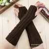 Guantes de punto hueco trenzado estilo coreano otoño e invierno moda decorativos calentadores de brazos de punto de dedo abierto medio precio de mayoreo