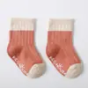 Nuevos Calcetines para Bebé de Algodón Peinado con Combinación de Colores Calcetines Antideslizantes para Piso de Bebé Calcetines Sin Costuras Calcetines para Niños Fabricante Venta al Por Mayor