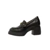 Versão em Couro de Mocassins Femininos Retro com Camélia, Slip-On com Aumento de Altura de 10cm, Salto Grosso Estilo Britânico, Sapatos Slip-On Versáteis
